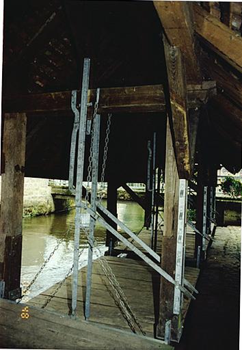 Vue partielle du lavoir (P) sur la Sauer, rue de l'Eglise.