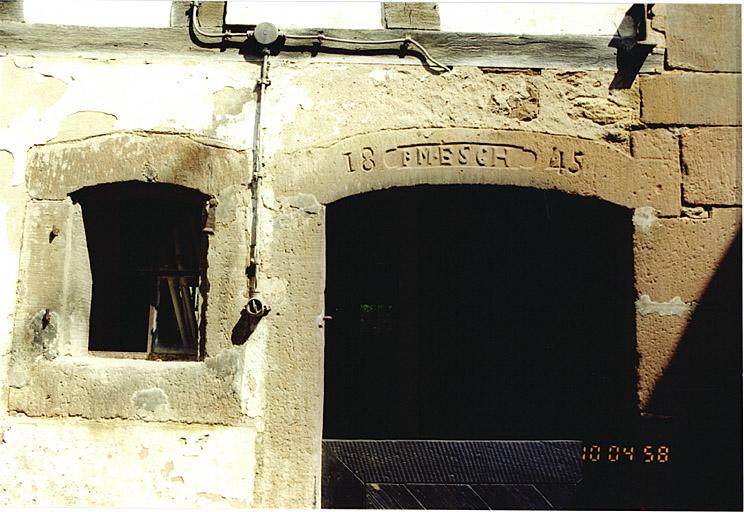 Vue partielle de l'étable avec inscription sur la porte.