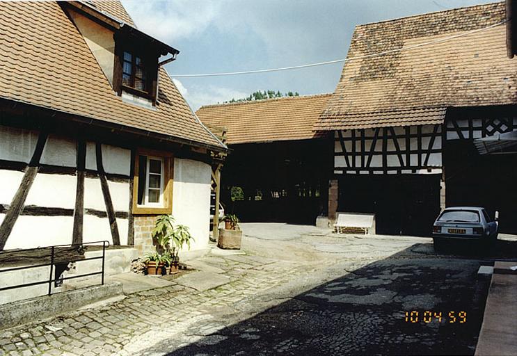 Vue partielle du logis et des dépendances en fond de cour.