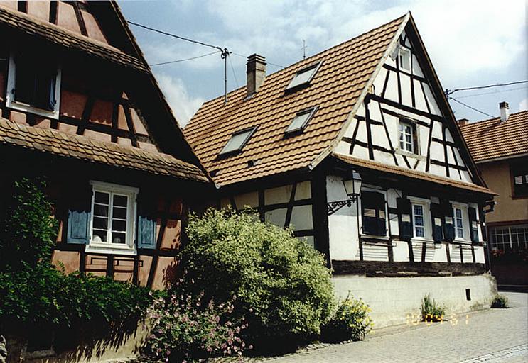 Vue d'ensemble du logis depuis la rue.