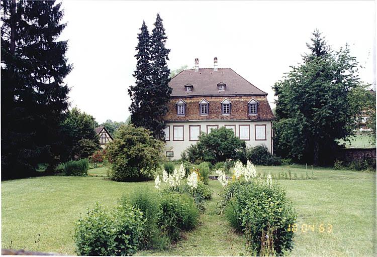 Vue d'ensemble, côté jardin, depuis le mur de l'enclos.