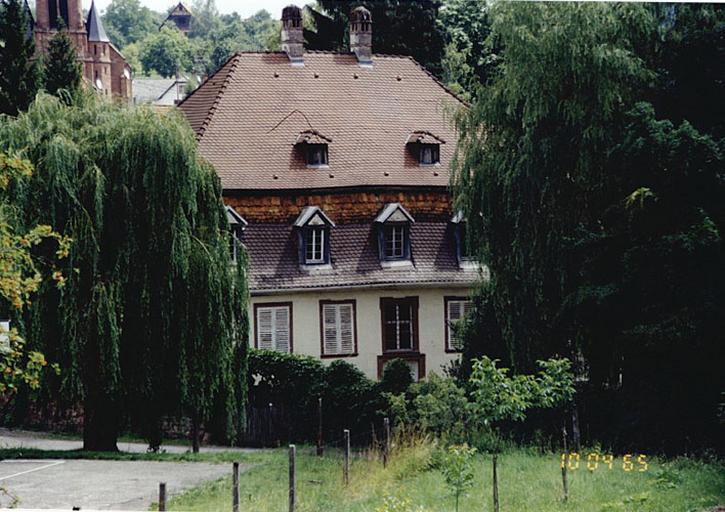 Vue d'ensemble depuis la rue avec élévation sur cour.