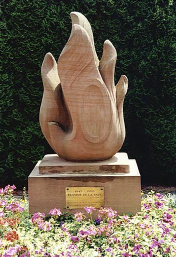 Vue du monument (R), offert par les vétérans de l'armée américaine.