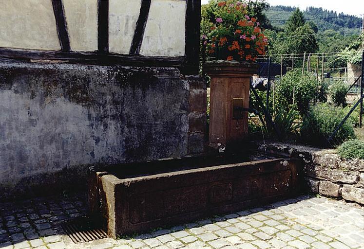 Vue d'ensemble de la fontaine-abreuvoir (S), rue de Mattstall.