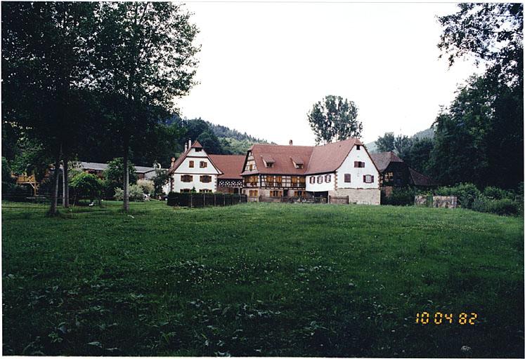 Vue d'ensemble depuis le sud-est : ancien moulin en équerre, deuxième logis à gauche, grange au fond, scierie du début du siècle à l'extrème droite et scierie moderne complètement à gauche.