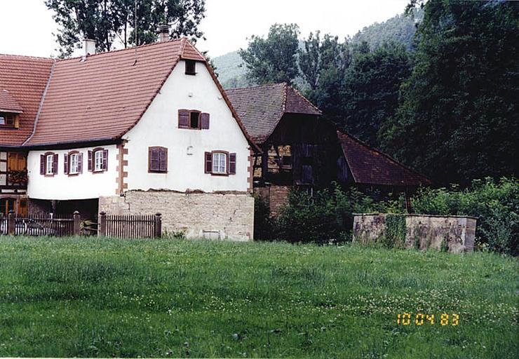 Vue partielle de l'ancien moulin (No 2) et de l'ancienne scierie au-delà de la Sauer.