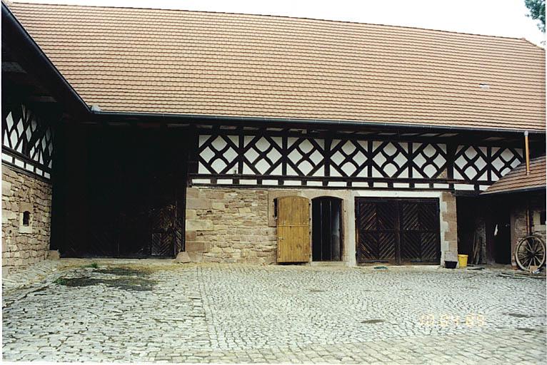 Vue d'ensemble de la grange avec remise et étable.