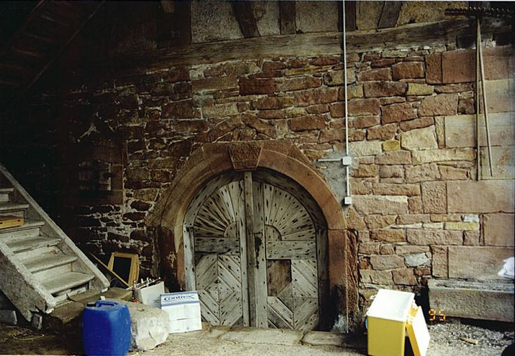 Vue du mur de la cave sous le hangar.