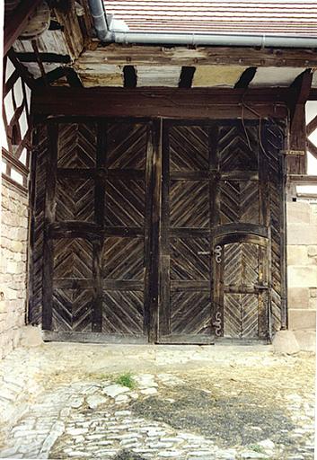 Vue de la porte charretière et piétonne de la grange.