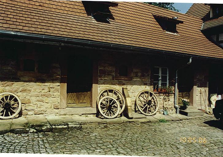 Vue partielle de la dépendance en rez-de-chaussée, abritant des étables et une buanderie avec four à pain ainsi qu'un passage (donnant accès à la passerelle sur la Sauer) contre le mur gouttereau postérieur de l'ancien moulin.