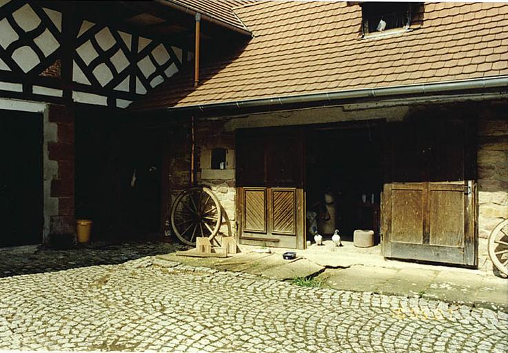 Vue de l'extrémité de la grange en fond de cour, avec pignon sur la Sauer et dépendance en rez-de-chaussée (avec étables), ajoutée en retour.