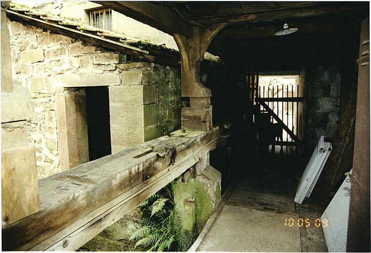 Vue du passage entre la dépendance en rez-de-chaussée et l'ancien moulin avec petit corps de bâtiment ayant abrité la roue (?) depuis la passerelle sur la Sauer rejoignant la scierie.