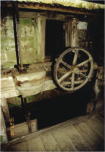 Vue partielle du petit corps de bâtiment ayant abrité la roue (?) depuis le passage entre le moulin et la dépendance en rez-de-chaussée.