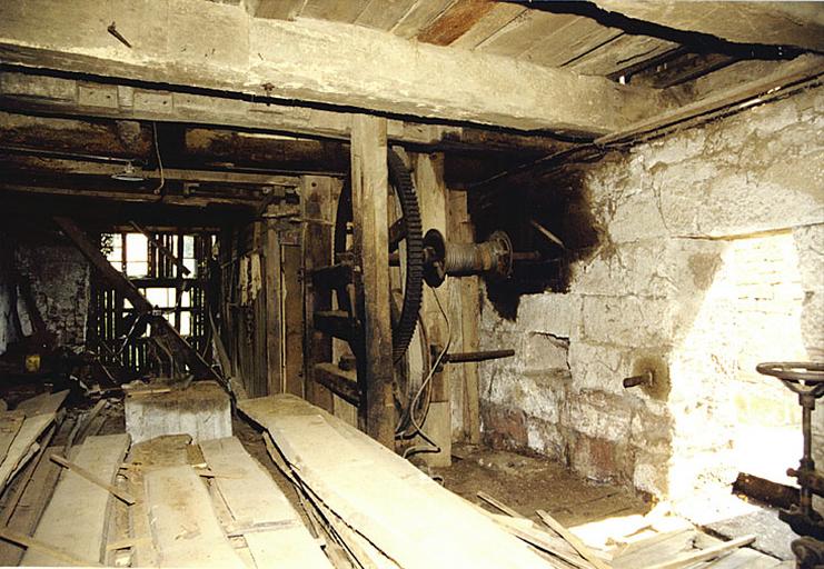 Vue à l'intérieur de l'ancienne scierie, sur la rive gauche de la Sauer, avec à droite passage vers la passerelle enjambant la rivière.