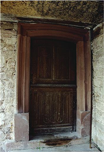 Ancien moulin (No 2), porte à battants superposés vers le logis située, sous la partie ouverte du rez-de-chaussée.