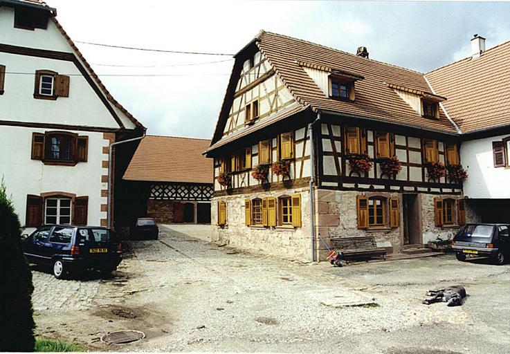 Vue partielle de l'ancien moulin en équerre (No 2) à droite, du 2e logis (No 4) à gauche et de la grange au fond.