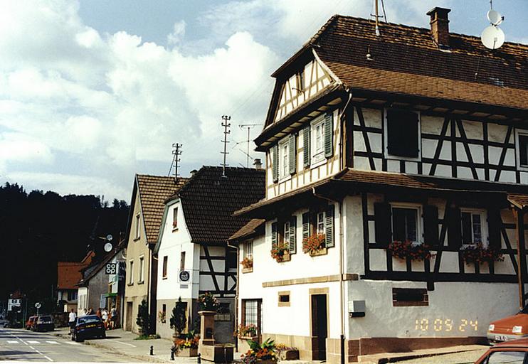 Vue de la rue de Bitche avec maisons No 20 et No 22 suivies de maisons reconstruites.