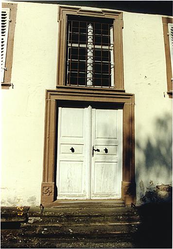 Elévation sur cour: vue de la porte d'entrée principale.