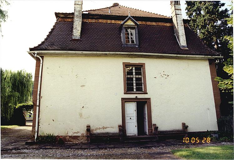 Vue de l'élévation latérale, vers l'église, avec porte secondaire.