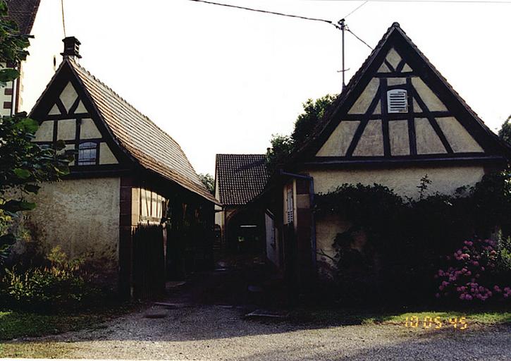 Vue des dépendances est et ouest avec grange, au fond.