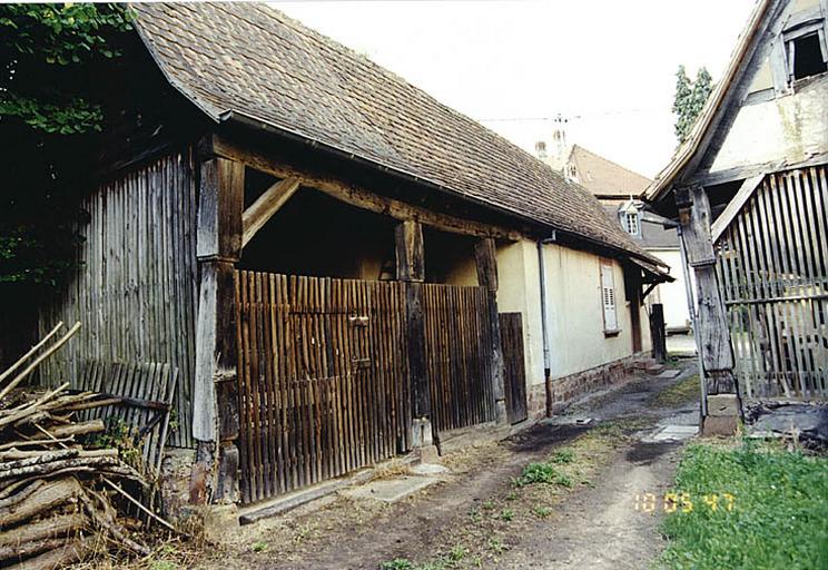 Vue de la dépendance ouest avec logis et remise.