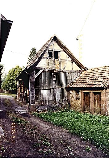 Vue de la dépendance est avec hangar et de la porcherie.