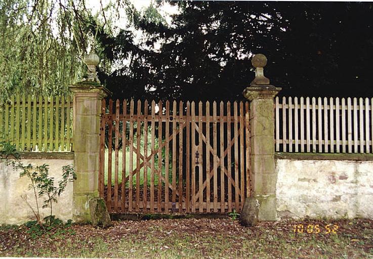 Vue de la porte entre la cour du manoir et l'enclos des dépendances.