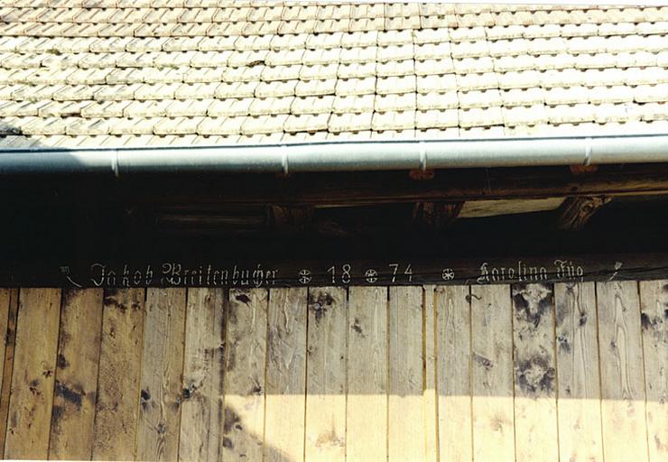 Pfaffenbronn. Ancienne ferme, No 6. Détail de l'inscription de 1874, sur la grange.