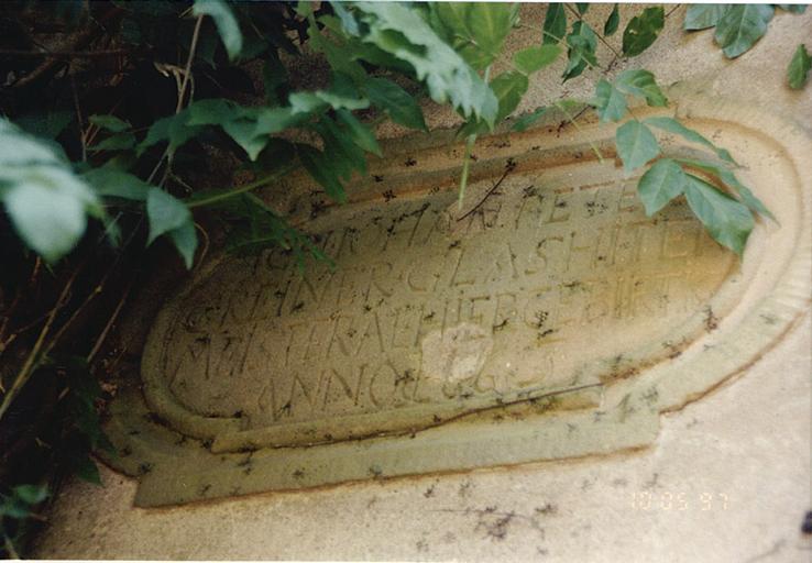 Cartouche de 1663, à gauche de la porte ancienne, avec nom du maître verrier Iohann Peter Greiner.