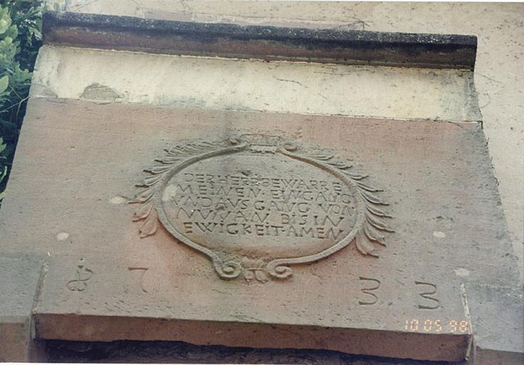 Détail de la partie centrale de l'ancienne maison avec cartouche à inscription pieuse de 1733.