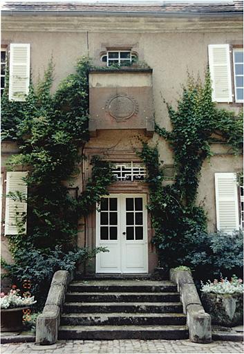 Partie centrale de l'ancienne maison avec porte et cartouche de 1733.