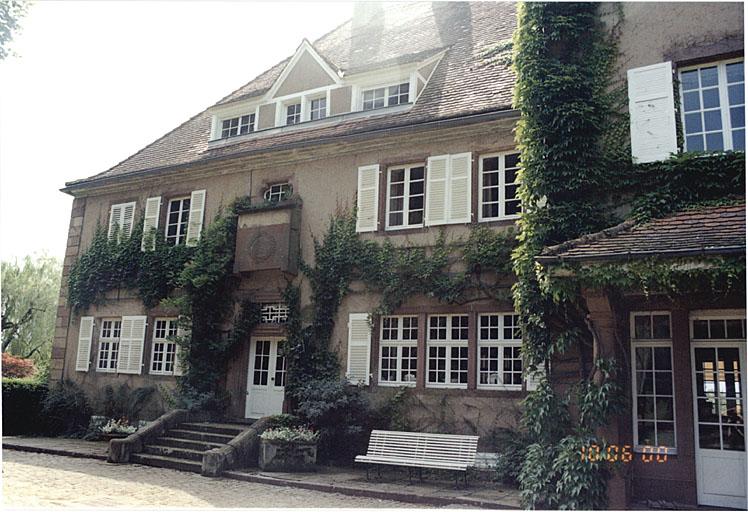 Vue de la maison ancienne de 1733, remaniée en 1910.