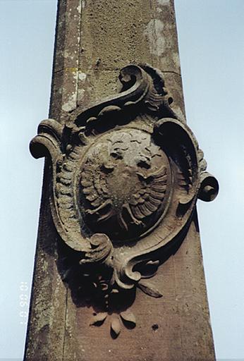 Détail de l'obélisque avec les armoiries de (Paul Louis ?) Renouard de Bussière.