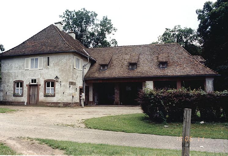 Ancienne maison de bûcheron et de cocher, avec remises.