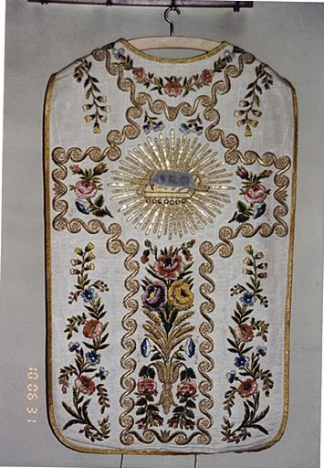 Vue d'ensemble de la face postérieure de la chasuble.