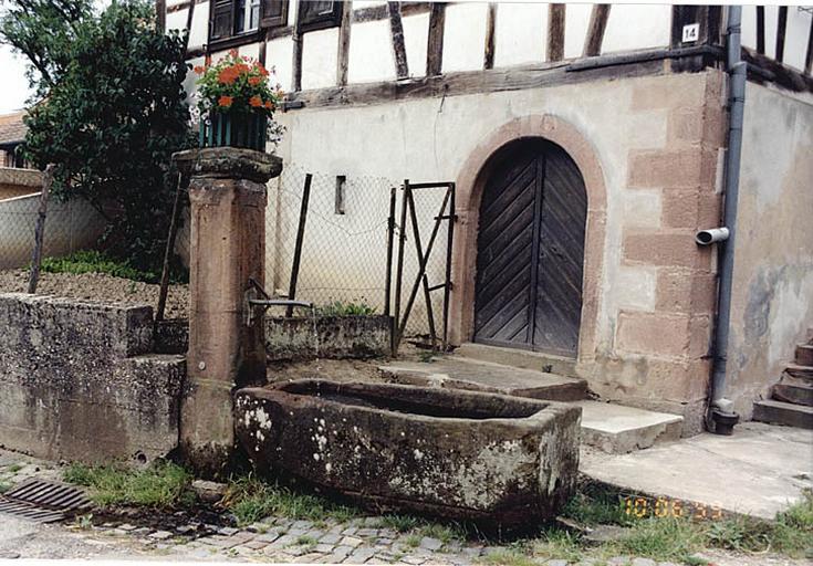 Mattstall. Vue d'ensemble de la fontaine-abreuvoir (W), rue Principale.