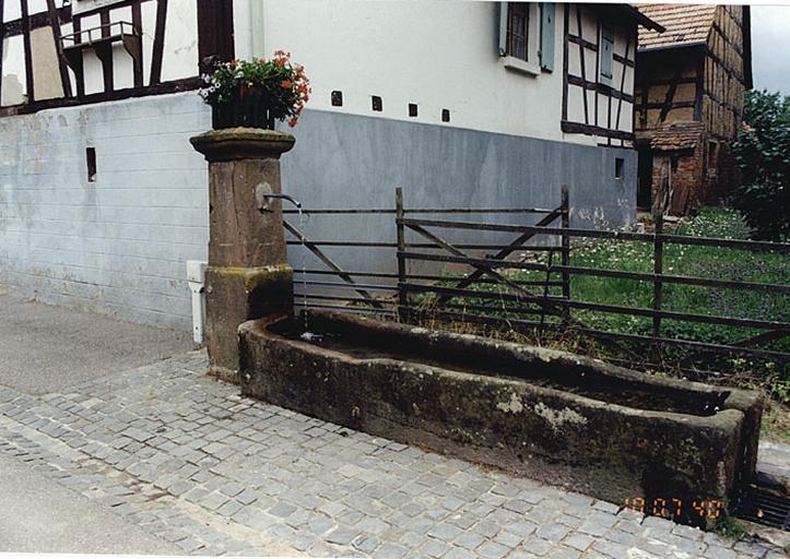Mattstall. Vue d'ensemble de la fontaine-abreuvoir (Y), rue de la Gare.