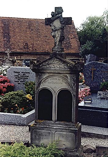 Vue du tombeau de Daniel Maechling et Louise Knobel.