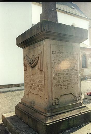 Détail du piédestal d'une croix de cimetière.