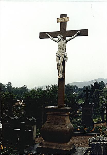 Vue d'une croix de cimetière.