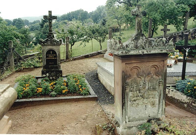 Tombeau de la famille Babilon, 4e quart du 19e siècle, à gauche, tombeau de Joseph Heberle et Anne Kuhn, vers 1867, à droite.