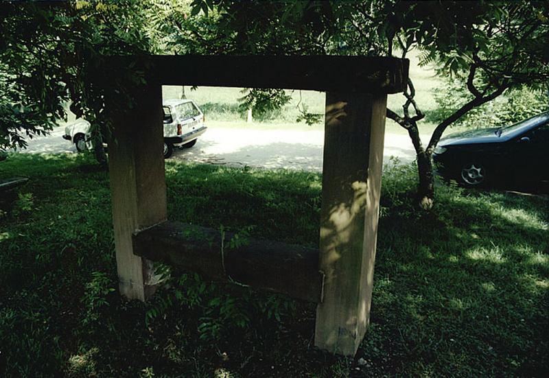 Vue du banc public restauré (AA), sur la RD 27 (route de Woerth).