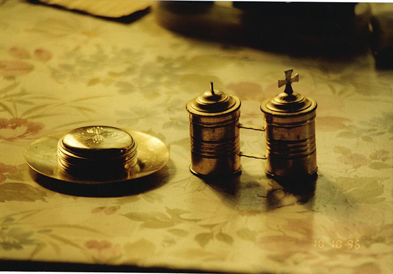 Vue d'ensemble d'un nécessaire pour la communion des malades et des ampoules aux saintes huiles.