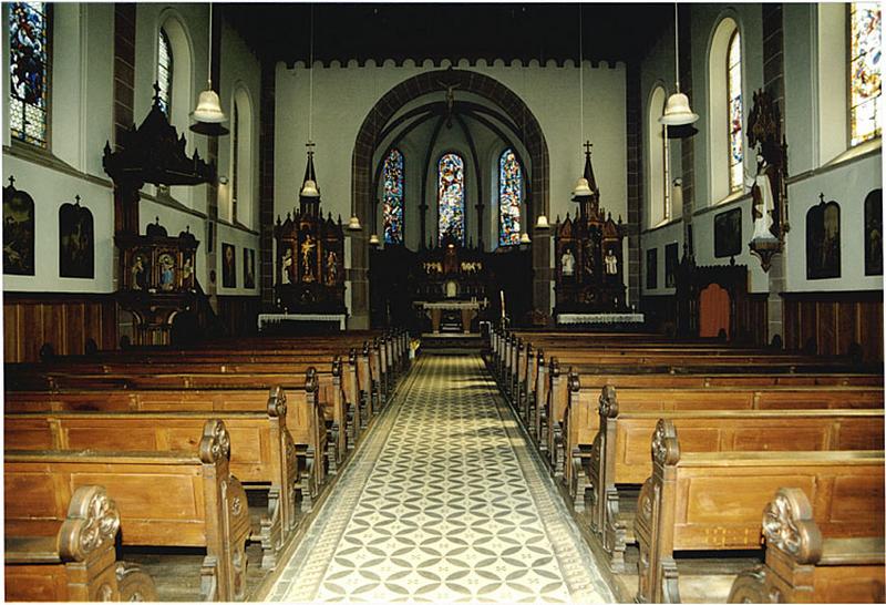 Vue de la nef et du choeur.