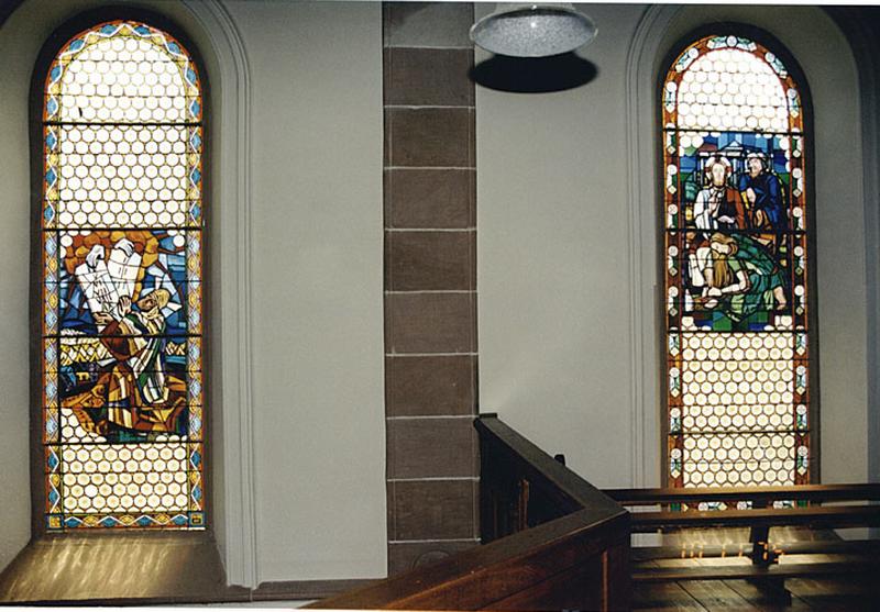 Vue des verrières de la remise des tables de la Loi à Moïse et du lavement de pieds.