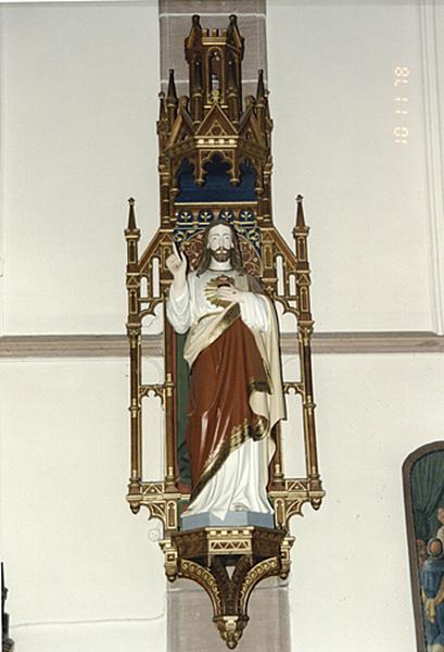 Vue de face de la statue du Sacré-Coeur dans son exposition.