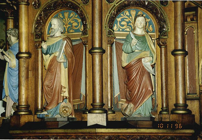 Détail de la cuve : statuettes de saint Marc et de saint Jean.