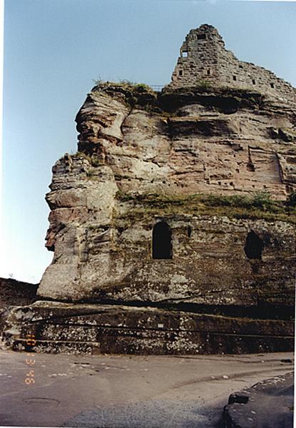 Extrémité orientale du rocher depuis la basse cour nord avec porte en plein cintre de l'entrée primitive au château (donnant sur l'actuel musée), surmontée des traces dans le rocher de la chapelle Saint-Jacques et du mur de façade du grand logis.