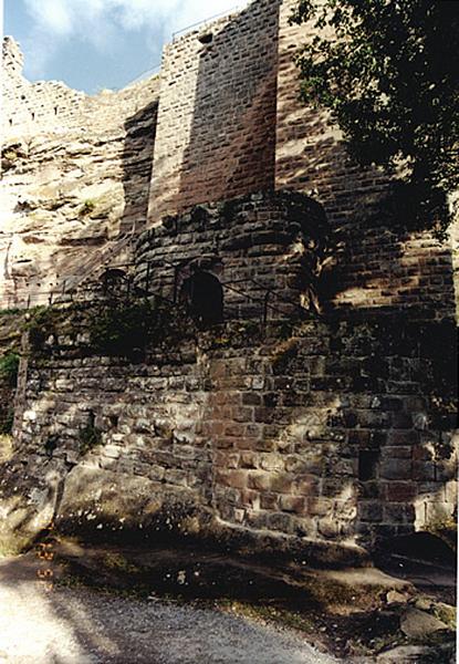 Vue partielle du château côté nord, avec barbacane et châtelet devant les tours.