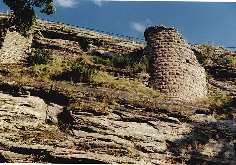 Partie haute du grand rocher, à l'ouest de la tour d'escalier, avec tour demi-circulaire.